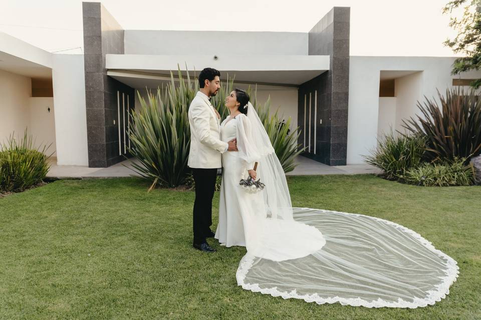 Novios en el jardín de la casa