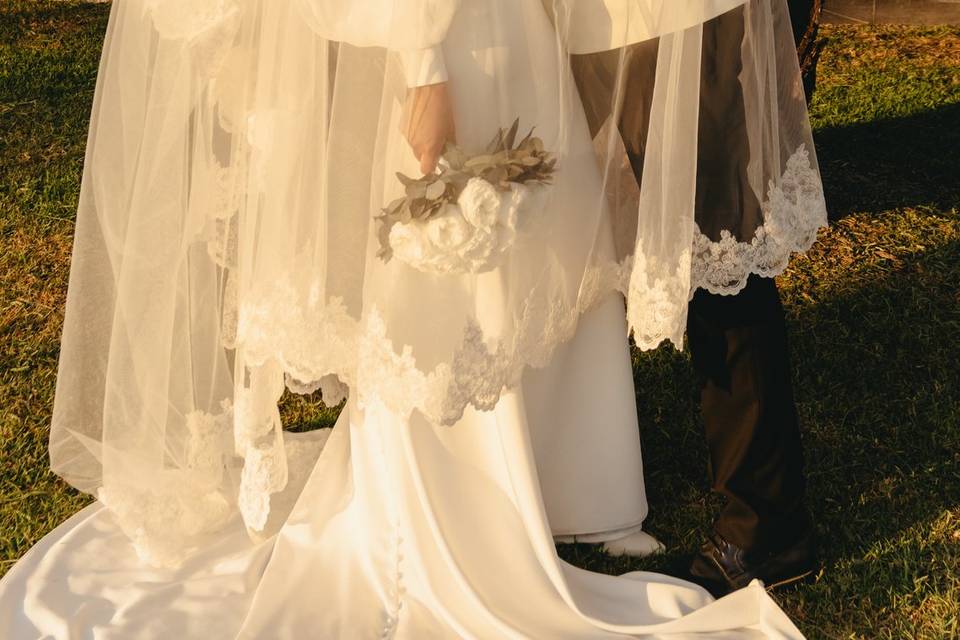 Novios besándose bajo el velo