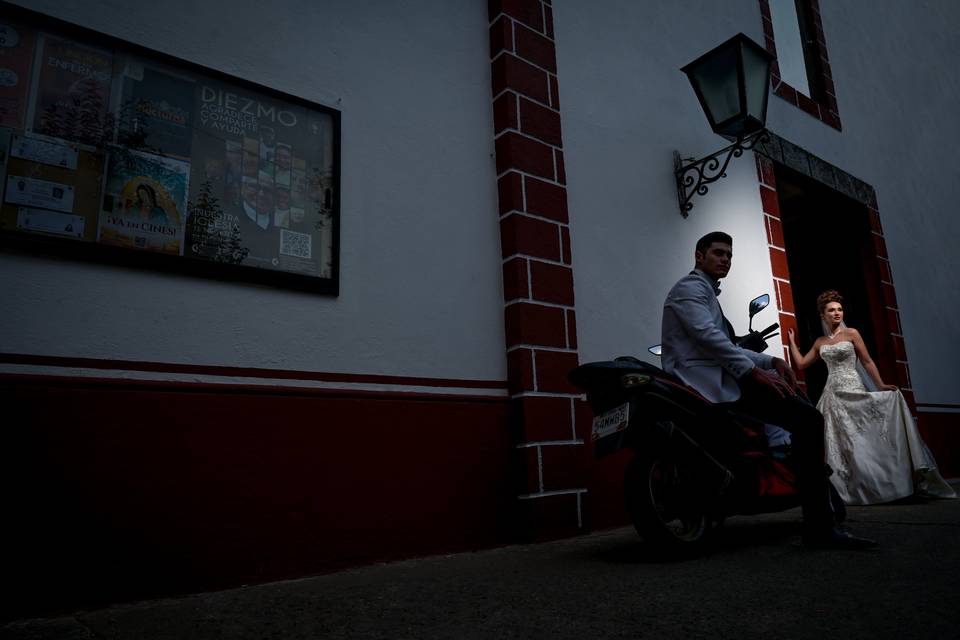 Novio esperando en la moto a la novia