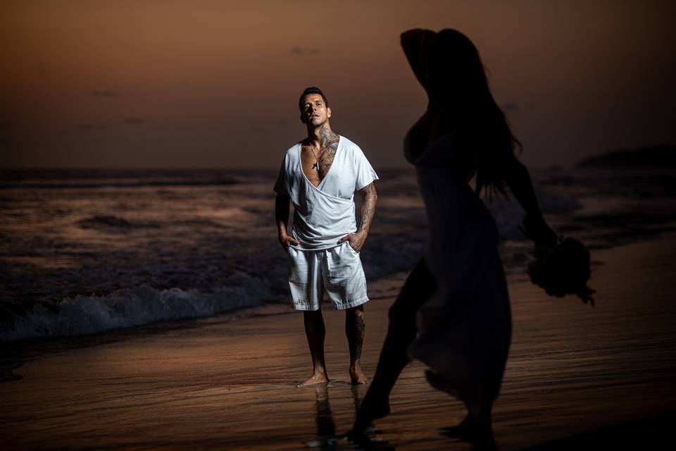 Hombre mirando la silueta de una mujre en la playa