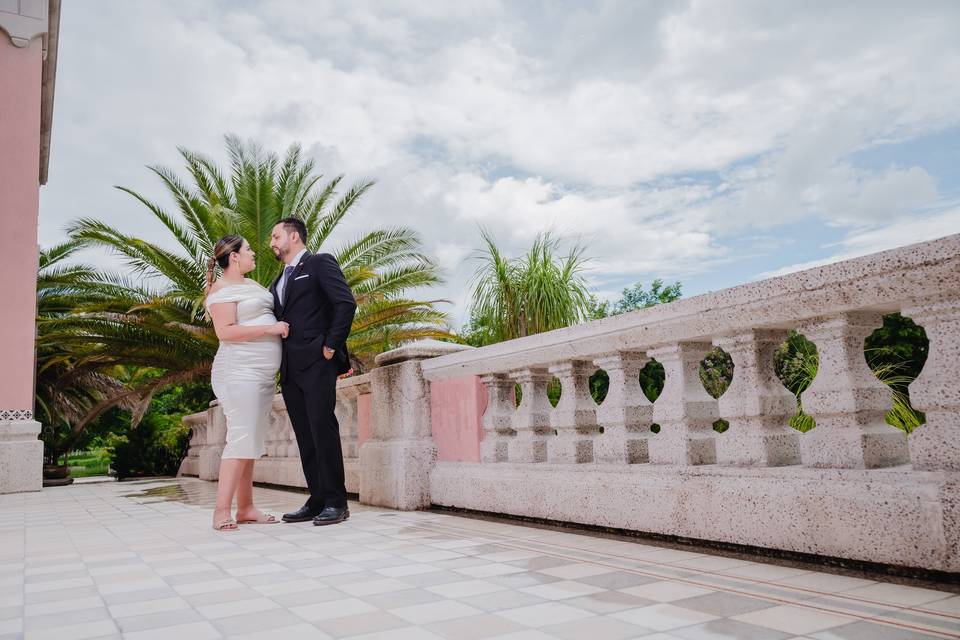 Novios posando en una terraza