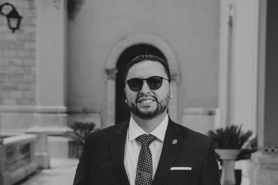 Novio posando con lentes oscuros