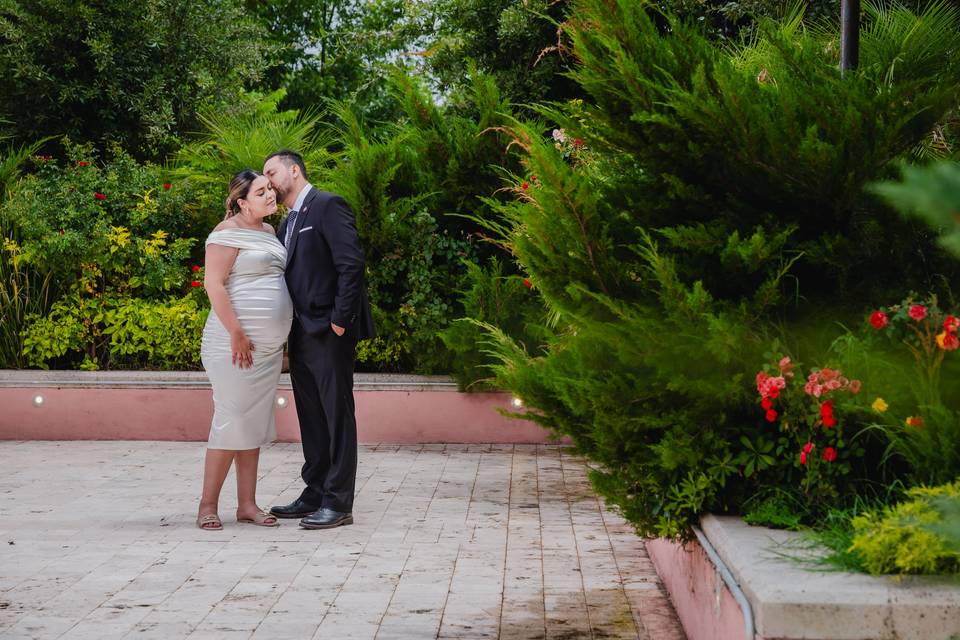 Novio dándole un beso a la novia en el cachete
