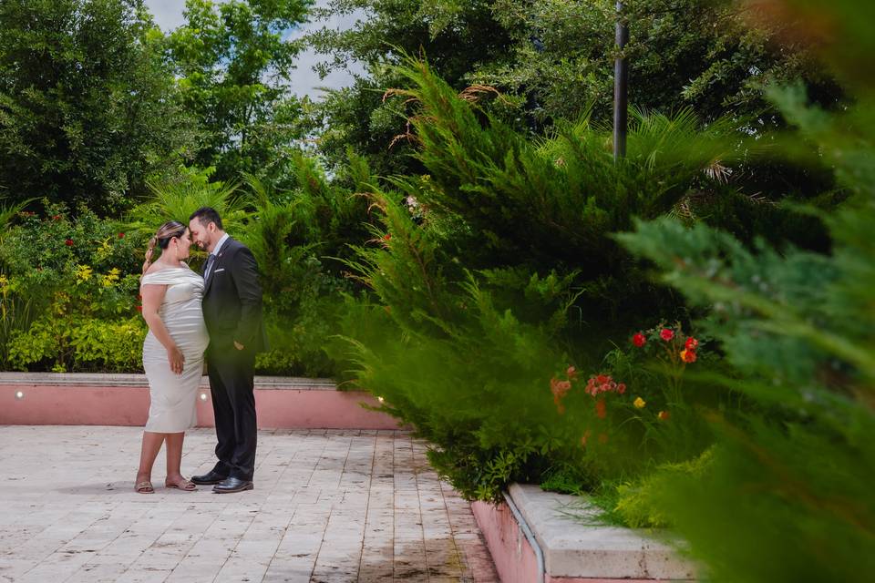 Pareja posando en un patio con jardín