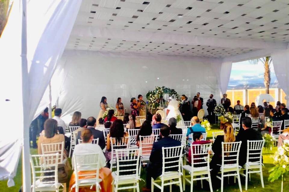 Boda con toldo en jardín