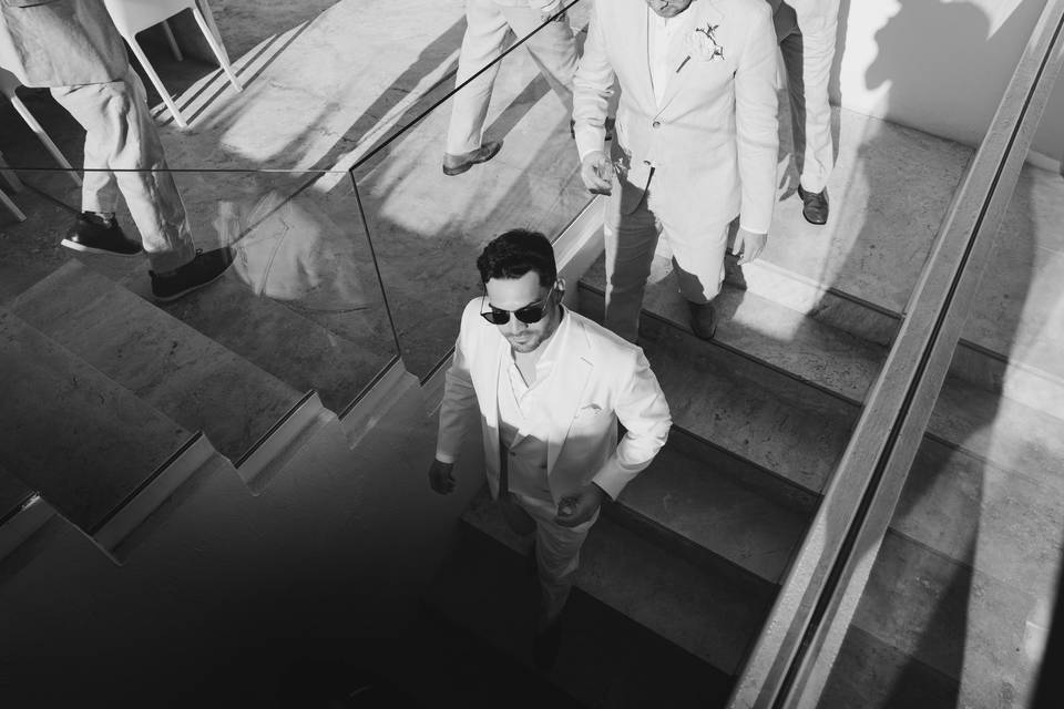 Novio camino a ceremonia