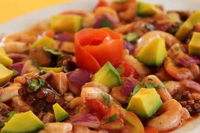 Plato con camarones y pulpo