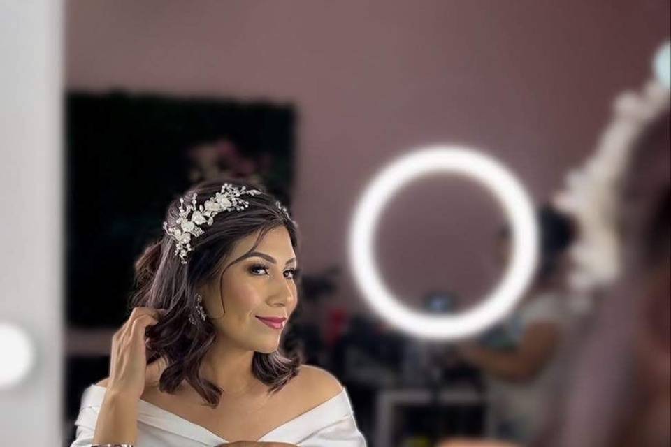 Novia sentada posando