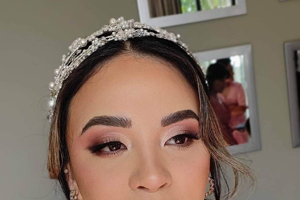 Novia con peinado recogido y tocado blanco