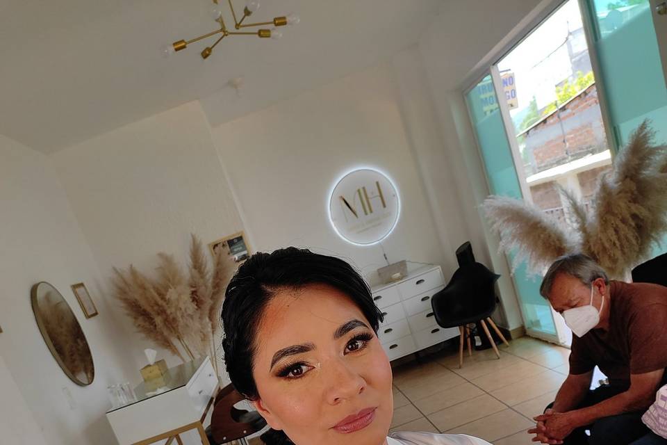 Novia con peinado recogido y maquillaje con foco en los ojos