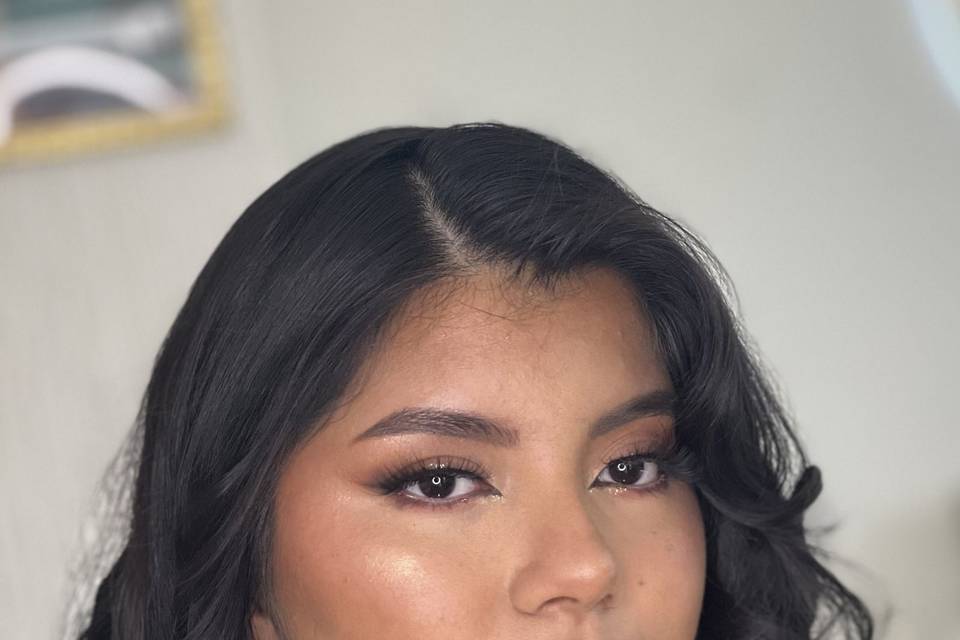 Maquillaje glowy con cabello suelto ondulado