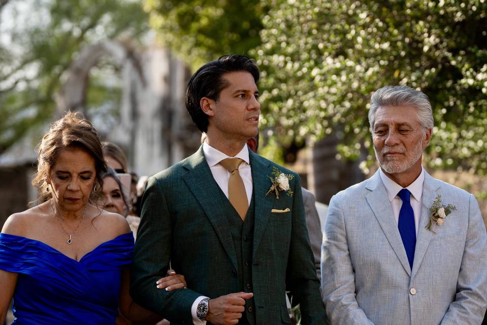 Entrada de novio y papás