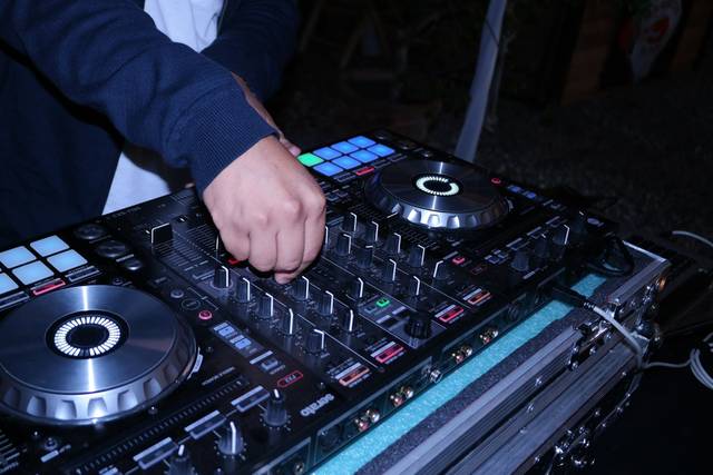 DJ