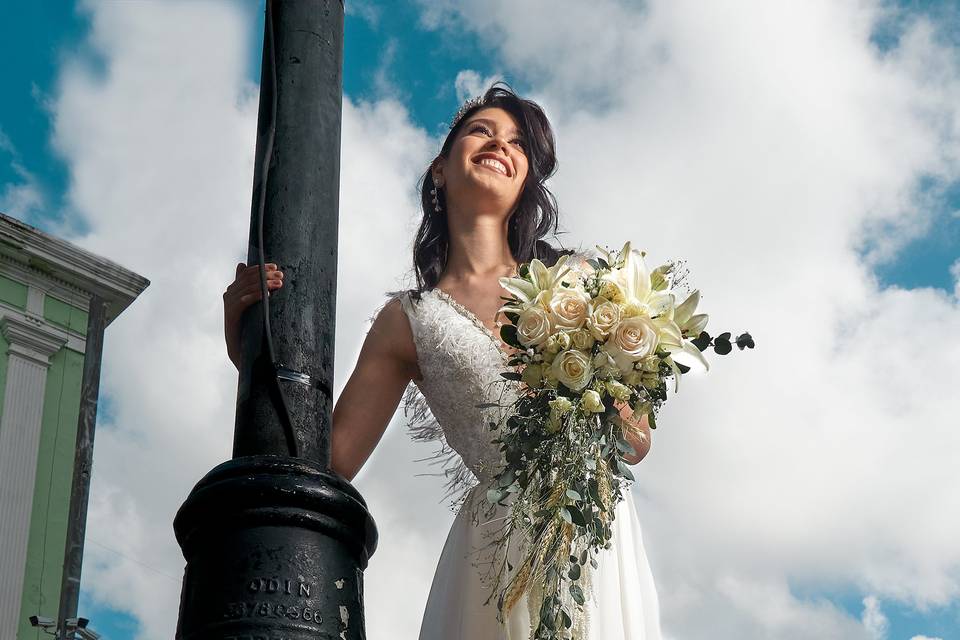 Novia posando en la calle