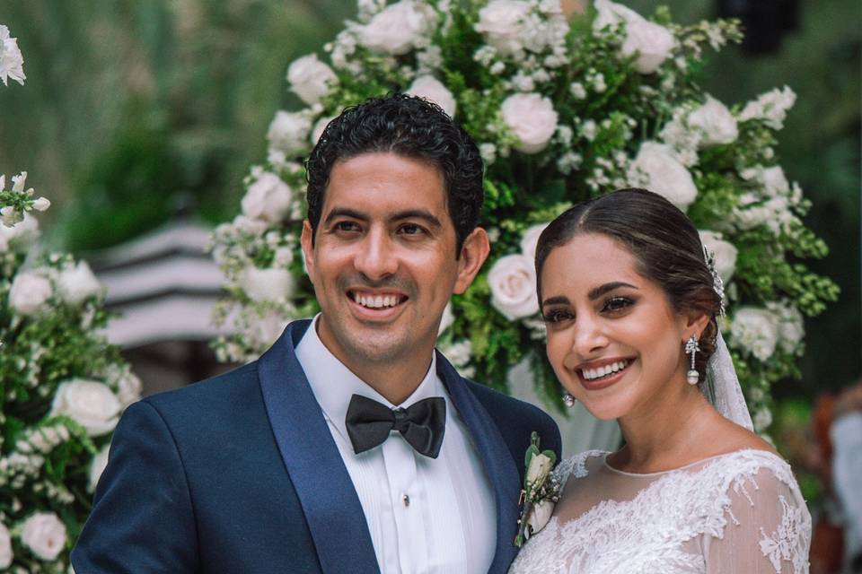 Pareja recién casada sonriendo