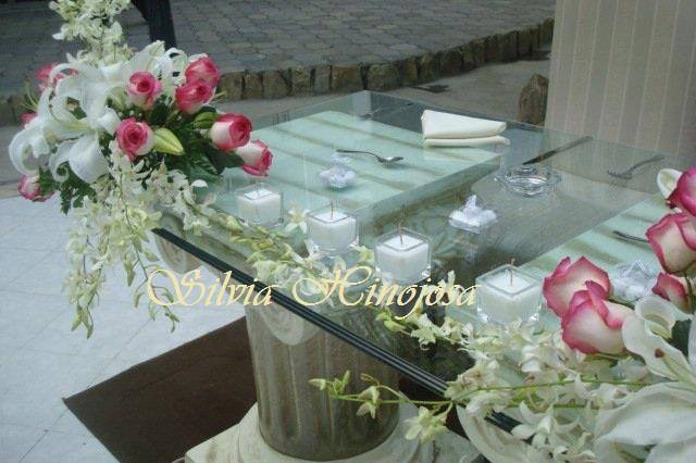 Arreglos florales en mesa