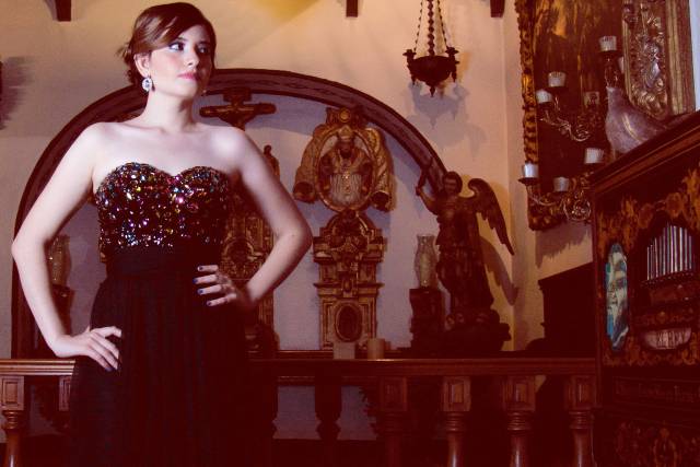 Maquillaje y peinado de noche