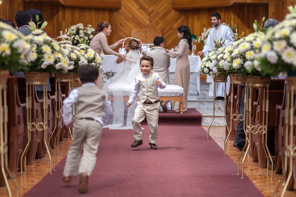 Jugando mientras la tía se cas