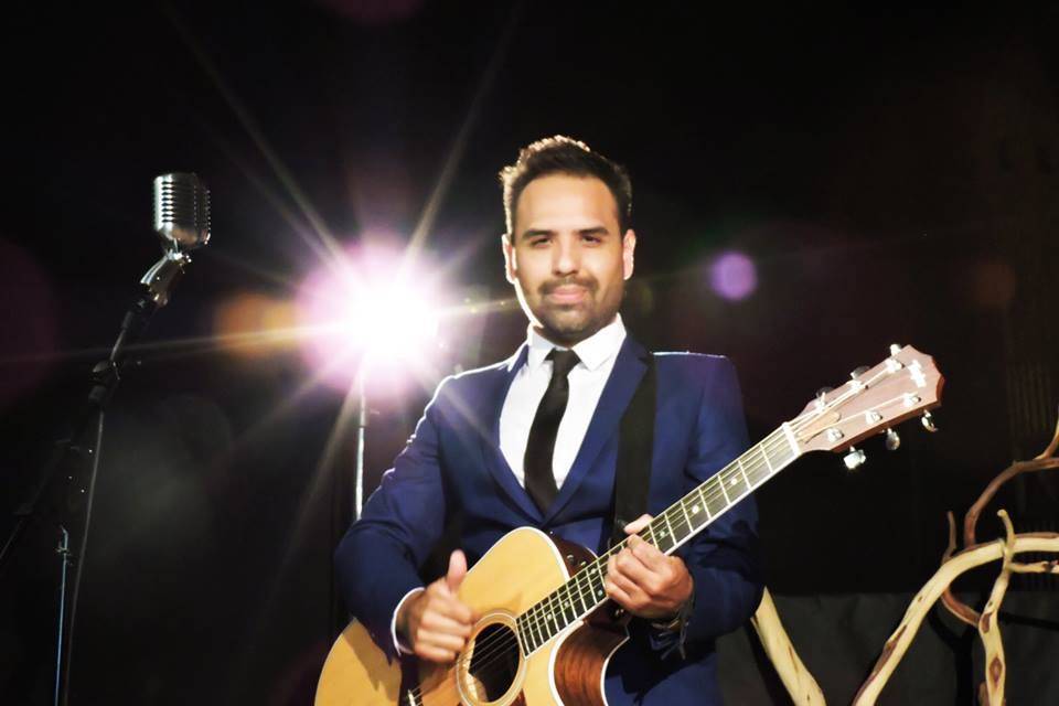 Cantante guitarrista solista