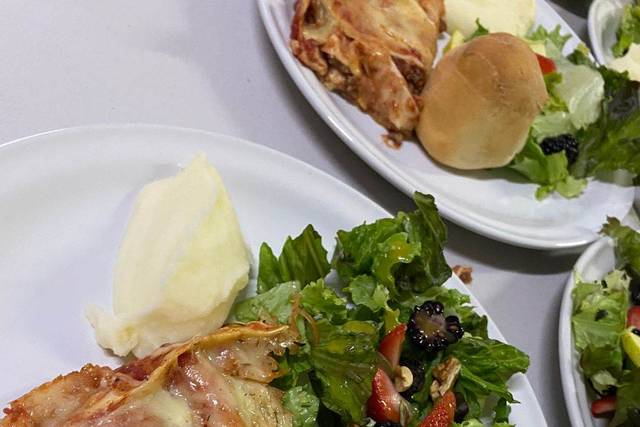 Lasaña boloñesa y ensalada