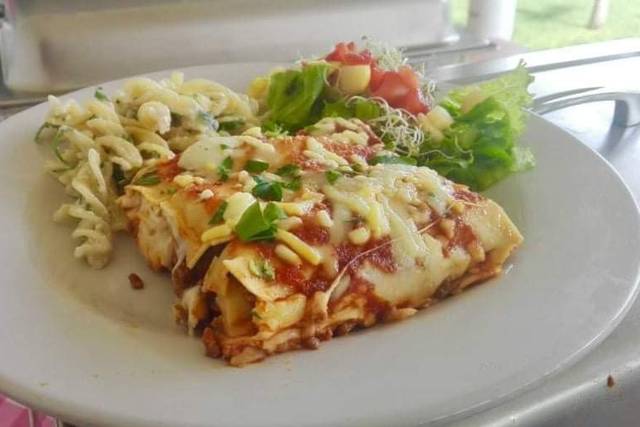 Lasaña pasta y ensalada