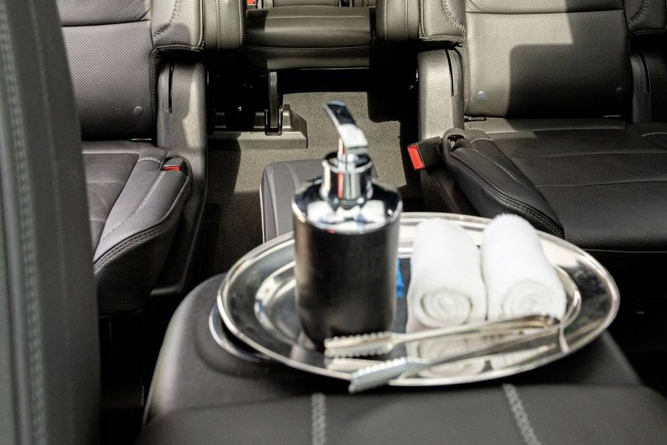 Interior de auto con asientos negros