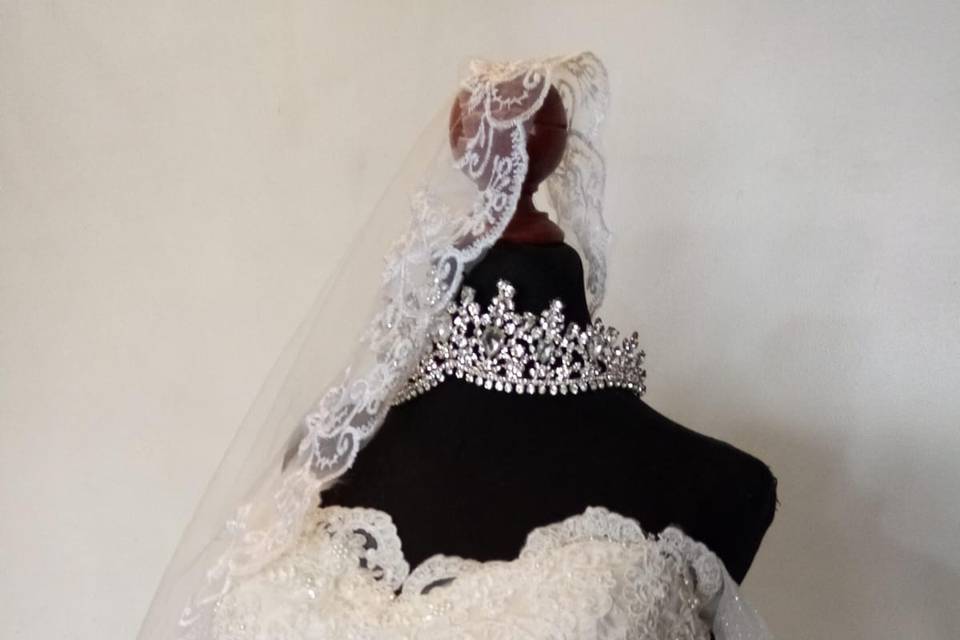 Accesorio y vestido para novia