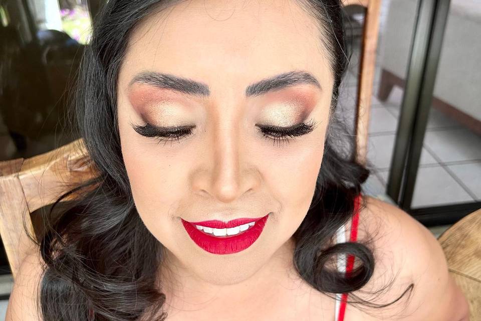 Maquillaje glowy con labios rojos mate