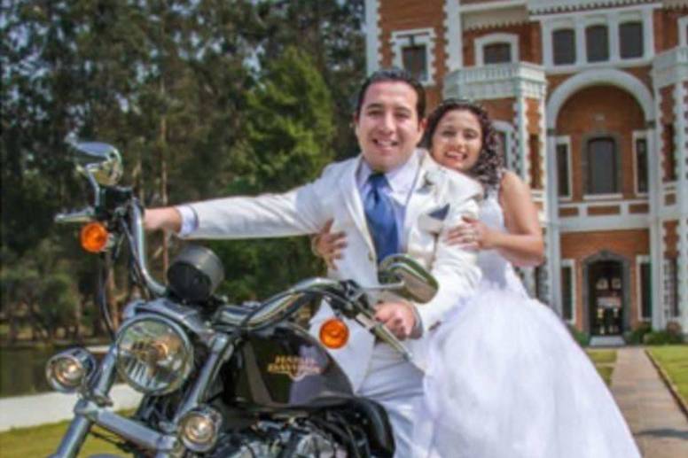 Novios en moto