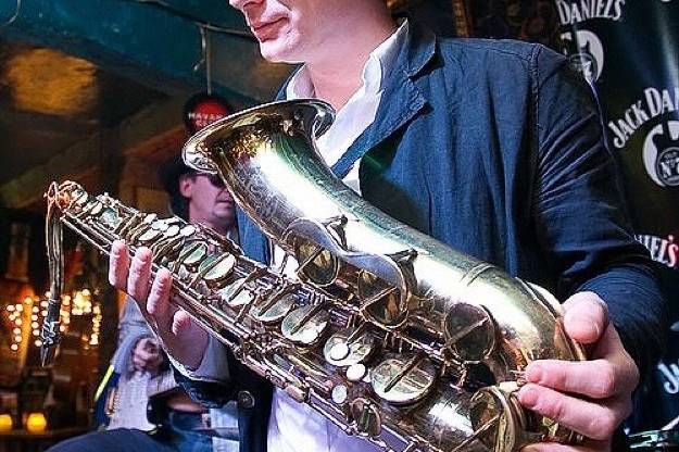 Servicio musical con saxofón