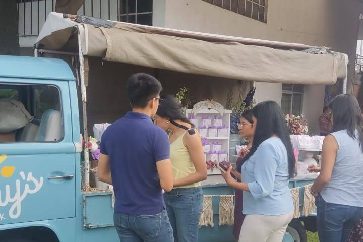 Invitados tomando dulces