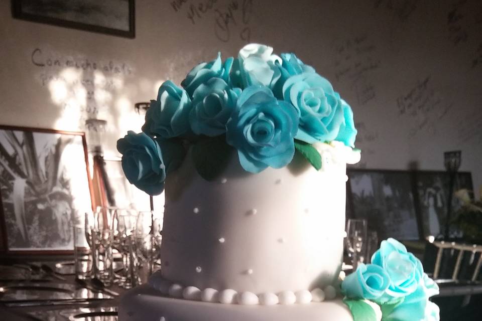 Pastel fondant con flores azul