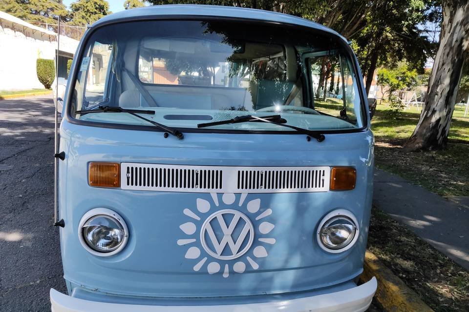 Frente con logo de VW y flor