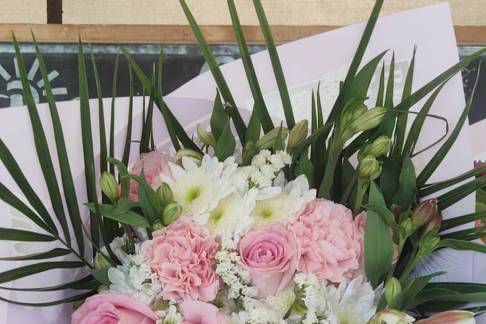 Ramo con rosas y rado