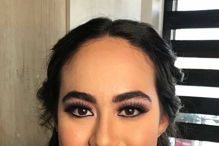 Maquillaje y peinado