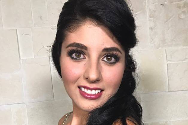 Maquillaje y peinado