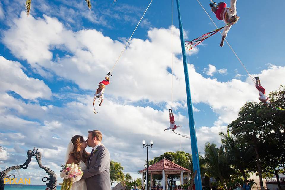 Playa del carmen swing kiss