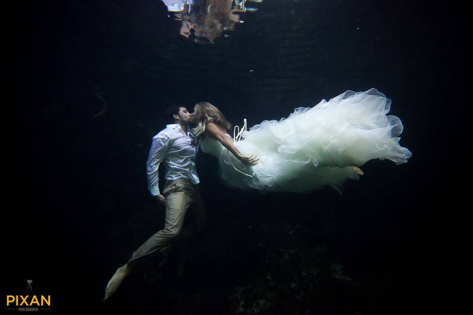 Underwater kiss