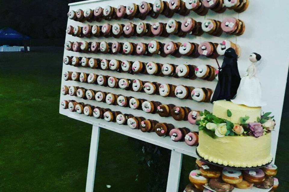 Pastel con muro de Donas