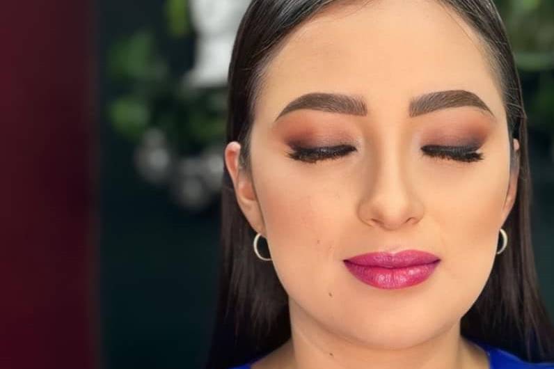 Maquillaje con labios rosas