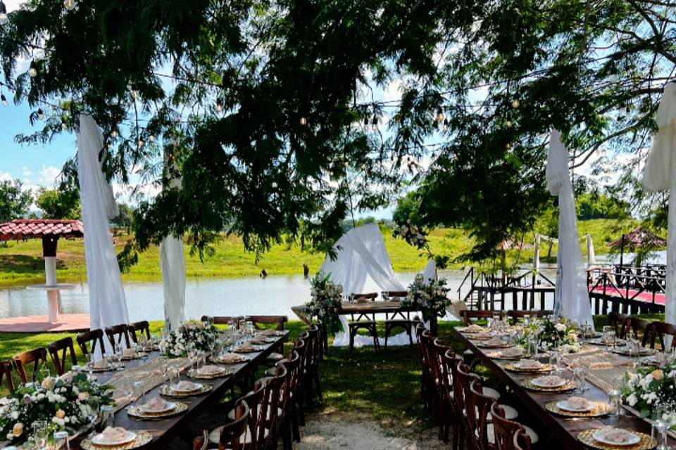Dos mesas de madera montadas para evento