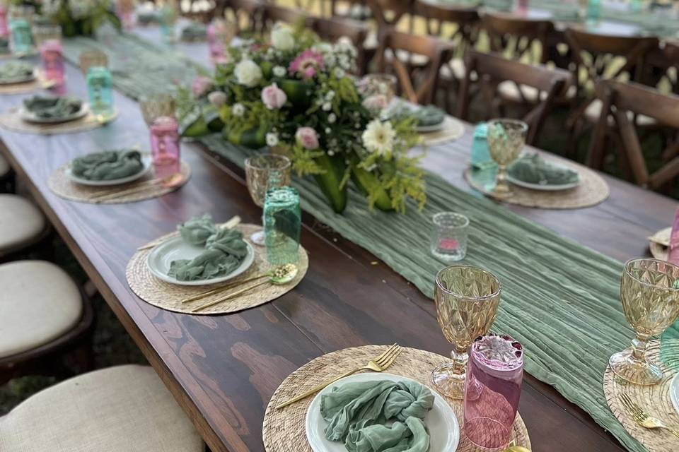 Mesas decoradas con verde y rosa