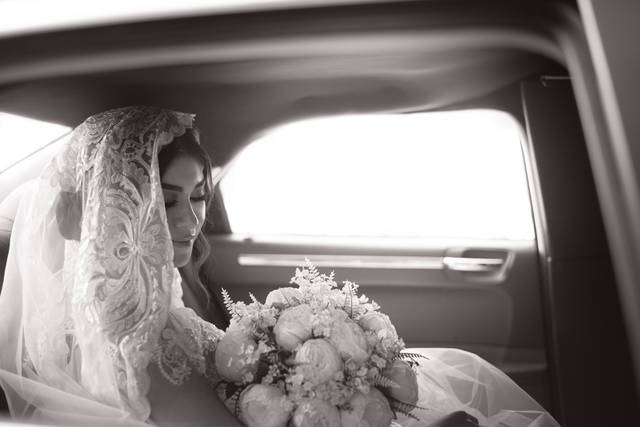 Novia en vehículo