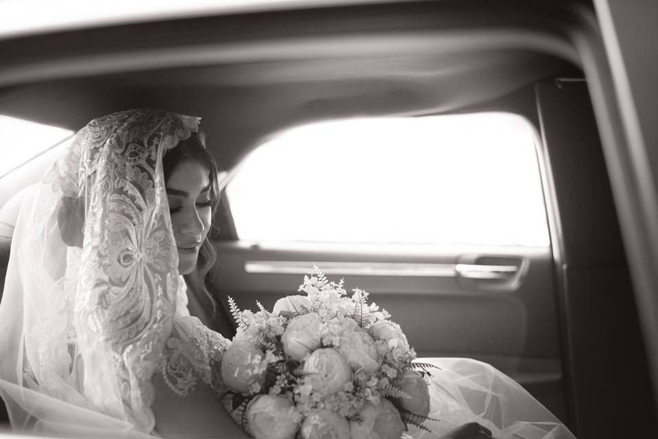 Novia en vehículo