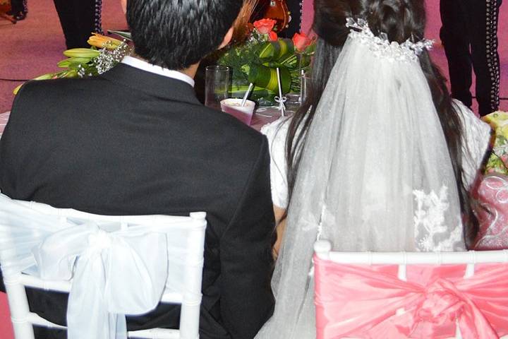 Novios en salón