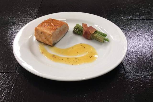 Salmón al grill con salsa de m