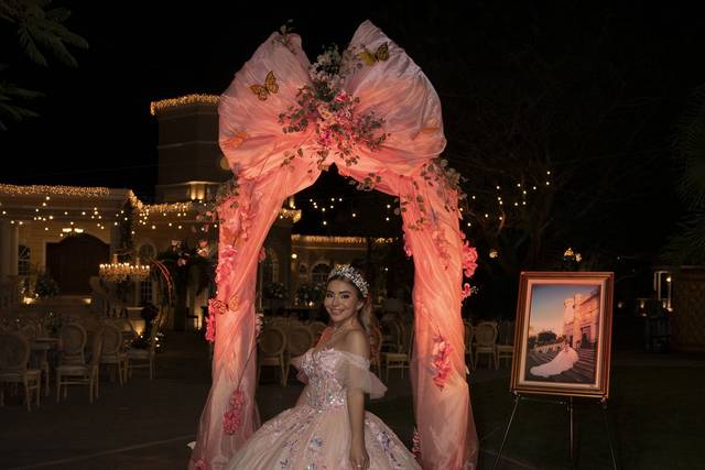 Novia posando en un arco iluminado