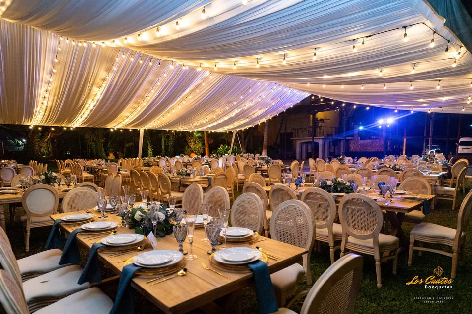 Montaje de mesas y sillas para evento