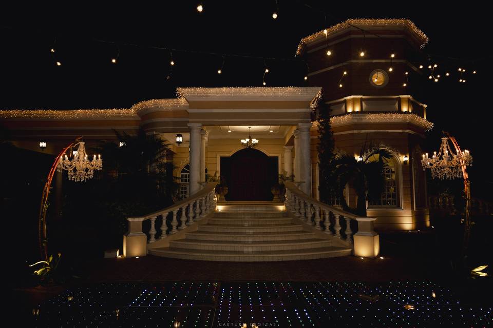 Recinto decorado con luces