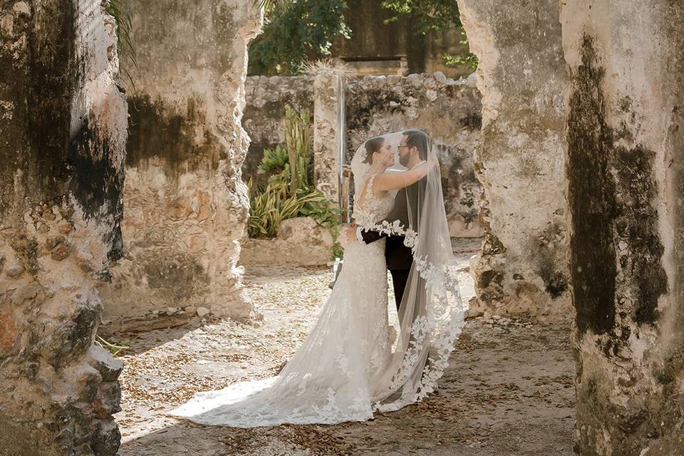 Novios abrazados